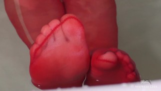 Entspannen Sie sich und sehen Sie sich mein Video zum wackelnden Fußfetisch mit roten Nylonzehen an
