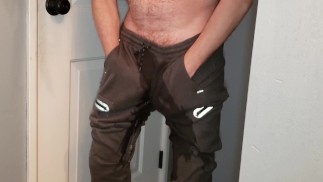 Pipi désespéré dans un pantalon