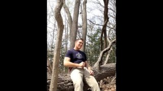 Exibicionista se masturbando na floresta, se masturbando do lado de fora