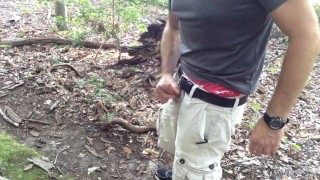 Cachonda en público, paré a masturbarme en el bosque y correrme en un tronco.