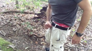 Com tesão em público, parei para me masturbar na floresta e gozar em um tronco.