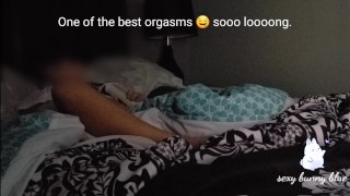 Milf wordt erg geil terwijl ze porno kijkt voor het slapengaan. Heeft harde en langste orgasme. 
