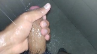 Masturbación en ducha caliente