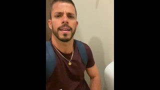 Chico Guapo Caliente En Baño Público