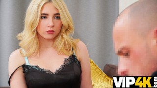 Der Mann Ist Mit Der Bezahlung In Form Von Sex Mit Der Schönen Teenagerin Einverstanden