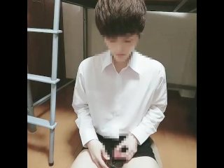 イケメン日本人のおしっこ！カップに大量放尿！005