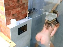 Dwa prawdziwe orgazmy pod prysznicem, przed snem