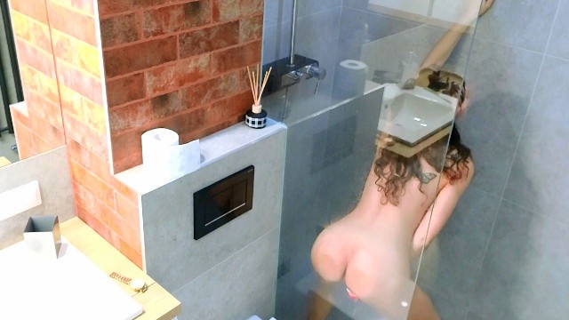 Два настоящих оргазма в душе перед сном