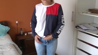 Моя невестка мастурбирует с сыном горничной и кончает на ее волосатую киску