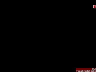 Schlanke behaarte brünette Teen mit kleinen Titten will den dicken Schwanz