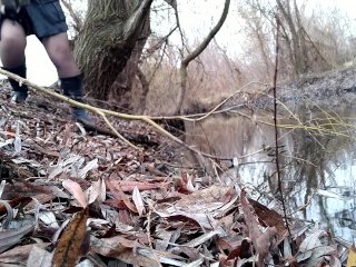 Curvy MILF pissing on the riverside
