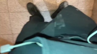Puoi vedere quanto è duro il mio cazzo attraverso i miei pantaloni da lavoro