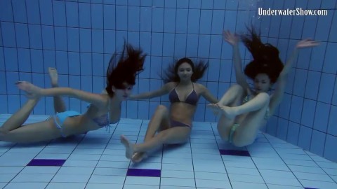 Весёлые голые девушки шалят в бассейне