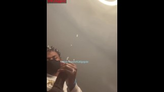 在我的环形灯前抽搐我的鸡巴。