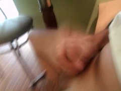 Je me masturbe pendant que la serveuse est au toilette 
