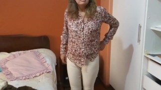 我的妻子在她的朋友面前展示自己，让他们自慰