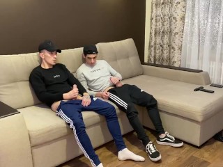 Deux Amis Se Branlent En Tenue De Sport