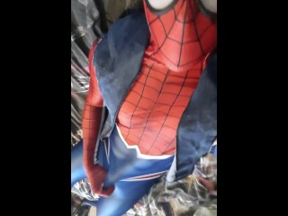 スパイダーマンは1つをこすり、彼のスーツで絶頂