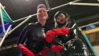 Bande annonce - Latex Dommes vous invite à sucer leurs énormes godes ceinture