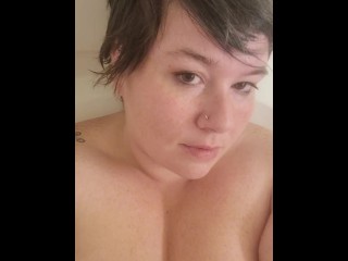 Chubby Alt Girl Masturbates in Tub
