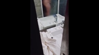 Foda gordinha no banheiro