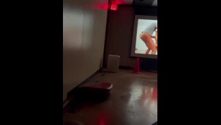 Caresser la bite au théâtre pour adultes