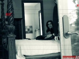 Brünette Schlampe mit dicken natürlichen Titten in schwarzen Nylonstrümpfen