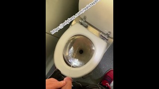 Туалет в поезде писает 