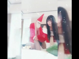 Возбужденный азиатский ледибой сосет и трахается с Санта-Клаусом хо-хо-хо!