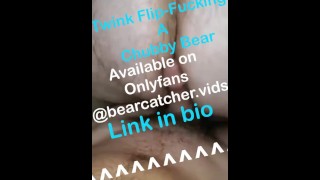 POV Twink follando a un oso gordito de fondo | Video completo en Onlyfans o para la compra 