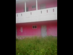 Video Freaky White girl peeing in abandoned house in Sri Lanka