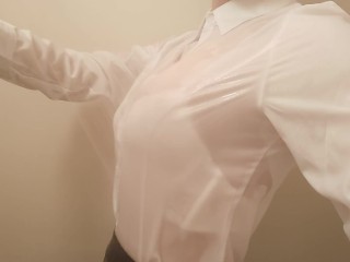 变装者穿着我的衣服洗澡。胸罩是透过我的衬衫看到的。