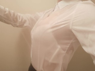 Crossdresser Sta Facendo La Doccia Con i Miei Vestiti Addosso. Il Reggiseno è Visto Attraverso La Mi