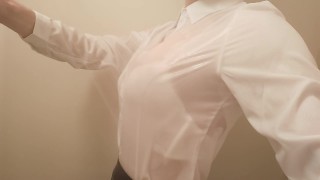 Crossdresser gaat douchen met mijn kleren aan. BH wordt gezien door mijn blouse.
