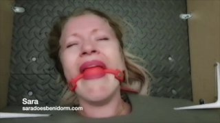 Jade Benidorm vastgebonden anale neukbox