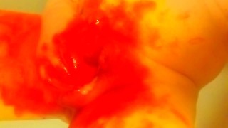 Red & gele bodypaint masturbatie 