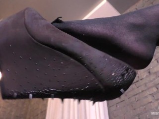 Bungelende Schoenen Op Mijn Sexy Voeten in Zwarte Nylons