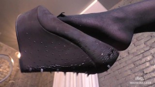 Bungelende schoenen op mijn sexy voeten in zwarte nylons