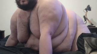 Superchub montrant son corps 