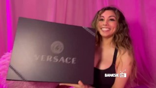 La ragazza viziata Banksie spacchetta i suoi regali Versace per Natale!