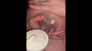 Grávida grávida ordenhando seus grandes peitos de lactação enorme com sua bomba de peito 