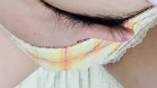 Vidéo subjective de masturbation ♡ Chatte mouillée sous les poils pubiens duveteux [Tir personnel]