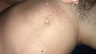 Éjaculation sur moi-même avec plug anal première fois