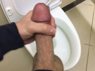 Masturbando Um Pau Grosso Em Um Banheiro Público