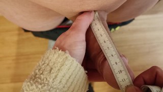 medindo o pau pequeno do corno