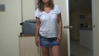 58 岁的拉丁裔妈妈脱衣服去他妈的继子