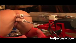 Katja Kassin krijgt strap en Fetish masturberende dildo machine