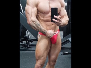 Gescheurde Bodybuilder Buigt Harde Geoliede Spieren | Spieraanbidding |