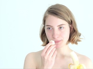 Дразнящая блондинка играет с бананом