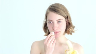 Burlándose rubia jugando con un plátano